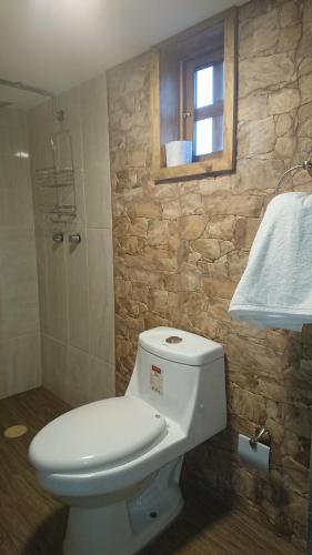 ein Bad mit einem WC und einer Glasdusche in der Unterkunft HOSTAL EL REFUGIO in Puebla