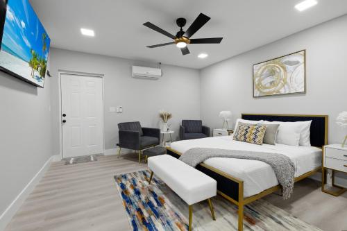 um quarto com uma cama e uma ventoinha de tecto em Tropical Paradise em Cape Coral