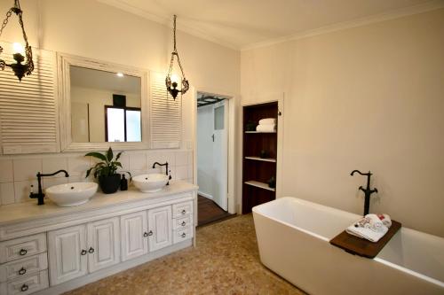 a bathroom with two sinks and a bath tub at Rústicoq B+B in Cowaramup