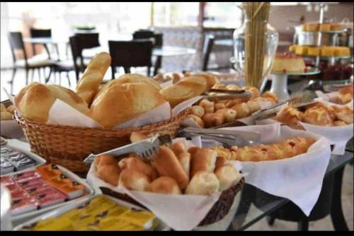 un tavolo ricoperto di cesti di pane e prodotti da forno di Gran Lençóis Flat Residence Apartamento Atins 109 a Barreirinhas