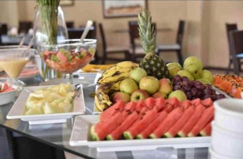 un tavolo con un mucchio di frutta e verdura di Gran Lençóis Flat Residence Apartamento Atins 109 a Barreirinhas