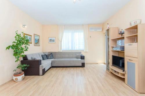 Apartments with parking space Kastel Novi, Kastela - 20997