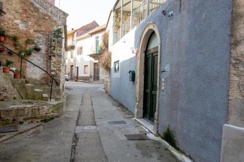 Apartments by the sea Kastel Novi, Kastela - 21006