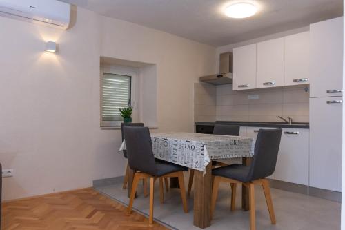 Apartments by the sea Kastel Novi, Kastela - 21006