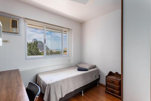 1 dormitorio con cama y ventana en Apt completo com piscina e área de lazer em BOTAFOGO, en Río de Janeiro