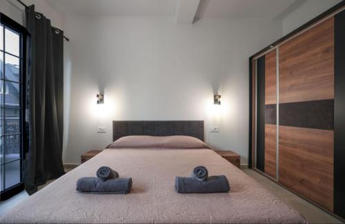 a bedroom with a bed with two towels on it at Sogni D' Oro "Zen" in Zakynthos