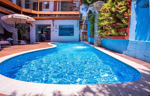 una piscina en medio de una casa en Pousada Vila Barequeçaba en São Sebastião