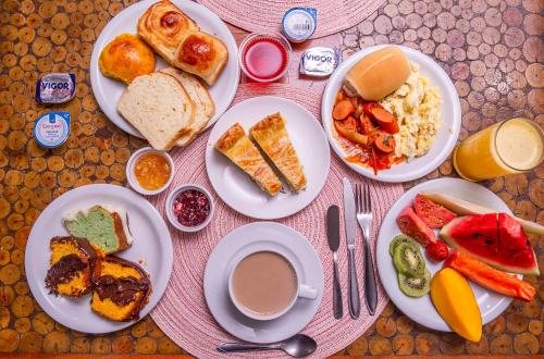 聖塞巴斯蒂安的住宿－維拉巴萊科卡巴賓館，餐桌,盘子,咖啡