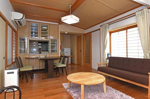 sala de estar con sofá y mesa en 宿樽, en Kanazawa