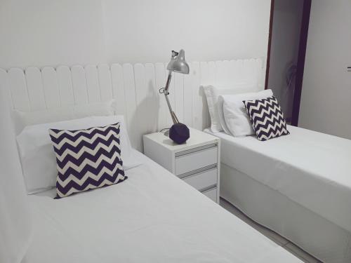 Een bed of bedden in een kamer bij BOA VIAGEM 2 quartos 100 m da praia até 5 pessoas