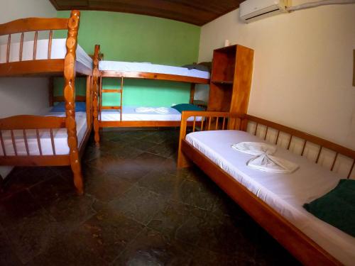 Двухъярусная кровать или двухъярусные кровати в номере Pousada Relíquias do Mar