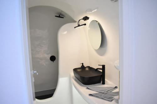 Et badeværelse på Oinos Luxury Suites Caldera