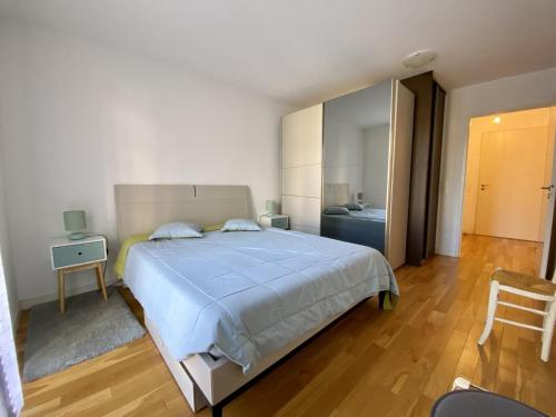 une chambre avec un grand lit avec une couverture bleue dans l'établissement Appartement central à Arcachon pour 2 personnes avec terrasse et parking - FR-1-474-38, à Arcachon