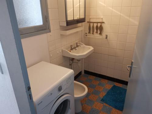 Kúpeľňa v ubytovaní Maison de vacances à 200m de la plage avec jardin, pour 5 pers. à Notre-Dame-de-Monts - FR-1-540-181