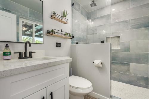 een badkamer met een toilet, een wastafel en een spiegel bij Modern Home with Pool near Downtown in Scottsdale