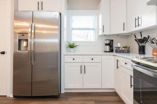 Kitchen o kitchenette sa 3 Mi to City & Pet Friendly & Quiet Neighborhood