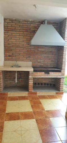 uma cozinha com um lavatório e uma parede de tijolos em Departamento Escudero em Tamazunchale