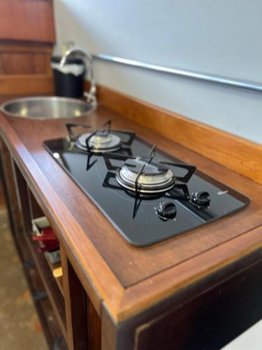 a stove top with two pans on top of it at Prédio Histórico na Rio Branco in Caxias do Sul
