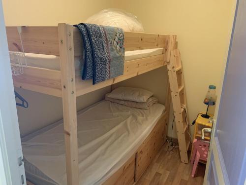 quelques lits superposés dans une chambre dans l'établissement Appartement Centre de Fort-Mahon-Plage : 2 Chambres, Balcon Sud, Plage et Commerces à Proximité - FR-1-482-112, à Fort-Mahon-Plage