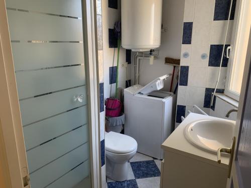 une petite salle de bain avec toilettes et lavabo dans l'établissement Appartement Centre de Fort-Mahon-Plage : 2 Chambres, Balcon Sud, Plage et Commerces à Proximité - FR-1-482-112, à Fort-Mahon-Plage