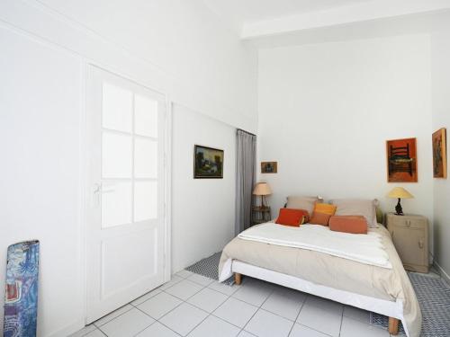 una camera bianca con un letto e una finestra di Maison Les Portes-en-Ré, 3 pièces, 4 personnes - FR-1-434-105 a Les Portes