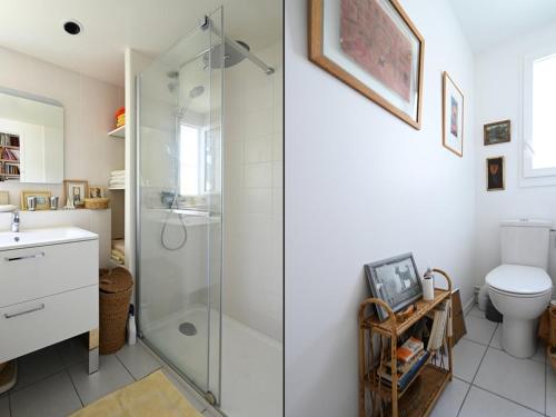 bagno con doccia e servizi igienici. di Maison Les Portes-en-Ré, 3 pièces, 4 personnes - FR-1-434-105 a Les Portes