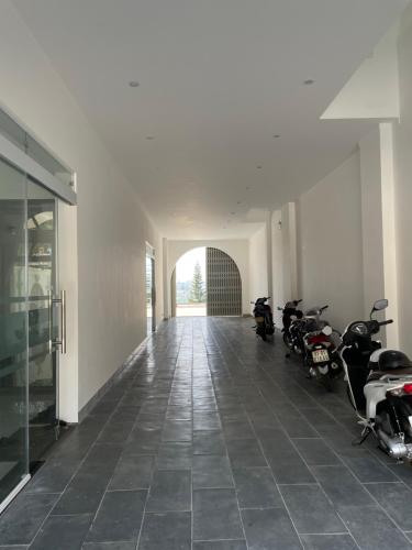 um corredor com motos estacionadas dentro de um edifício em Nine Hotel Gia Lai em Pleiku