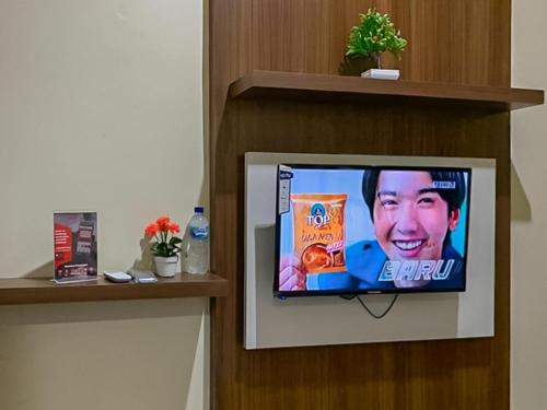 Телевизор и/или развлекательный центр в Akavi Homestay Jayapura Redpartner