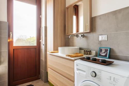 米蘭的住宿－Schiavoni Flexyrent WiFi，厨房配有洗衣机和窗户。