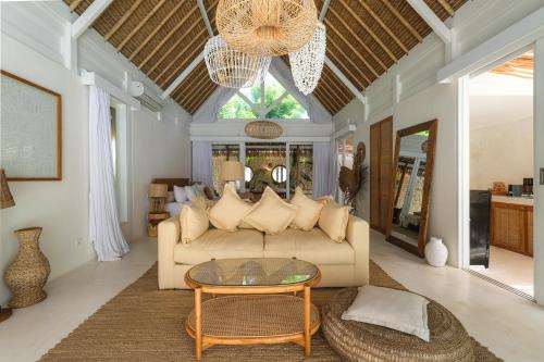 a living room with a couch and a table at Amaka Villas in Uluwatu