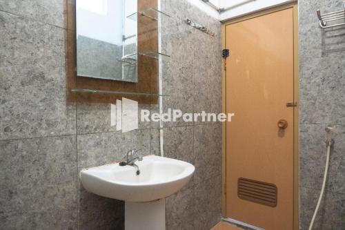 a bathroom with a sink and a mirror at Homestay C9 Exclusive Kaliurang Yogyakarta Mitra RedDoorz in Yogyakarta