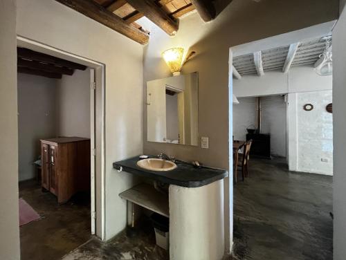 W łazience znajduje się umywalka i lustro. w obiekcie Kasbah inn w mieście La Cumbre