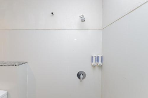 Un baño de Urbanview Hotel Taman Suci Denpasar Bali