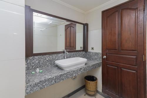 Un baño de Urbanview Hotel Taman Suci Denpasar Bali