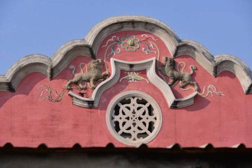 a red building with animals on the top of it at 作客七號 in Jincheng