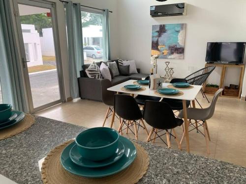 cocina y sala de estar con mesa y sillas en Enjoy a beautiful beach house in Panamá en Río Hato