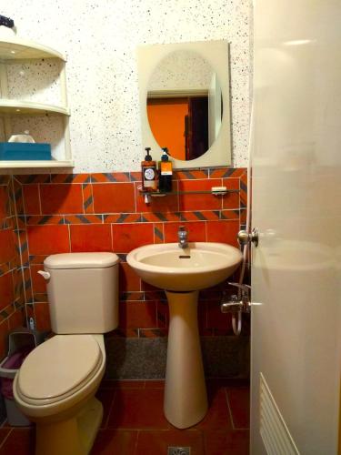a bathroom with a toilet and a sink at 作客七號 in Jincheng