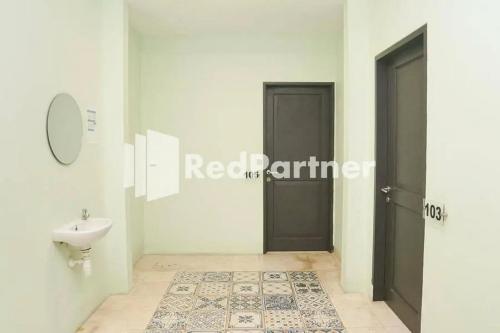 a bathroom with a sink and a toilet at Panorama Inn Residence Batu Redpartner in Batu