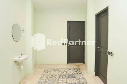 a bathroom with a sink and a toilet at Panorama İnn Residence Batu Mitra RedDoorz in Batu