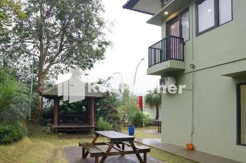 a picnic table in front of a building at Panorama Inn Residence Batu Redpartner in Batu