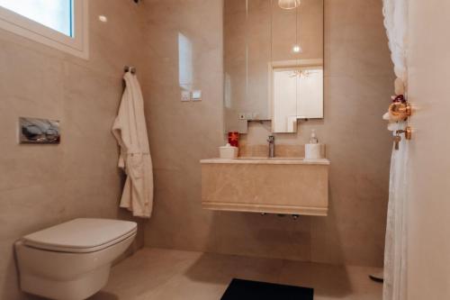ein Bad mit einem WC und einem Waschbecken in der Unterkunft سيلين وسيلينا in Al Barkah