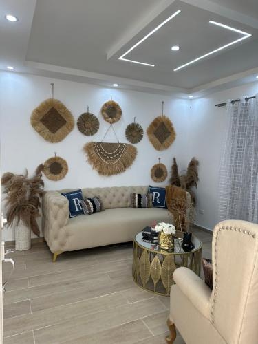 a living room with a couch and a table at Casa acogedora in Santiago de los Caballeros