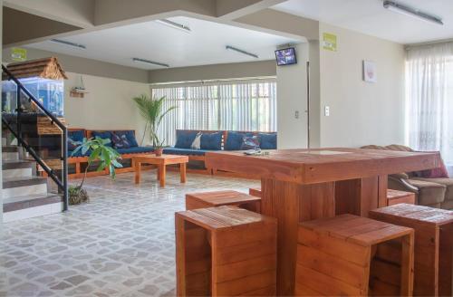 - un salon avec un canapé et une table dans l'établissement Las Carmelas, Airport Juan Santamaría, Alajuela, San José, à Alajuela