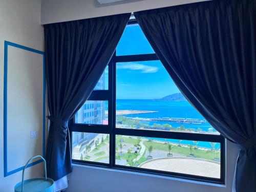 a room with a window with a view of the ocean at Splendours Condos@Jesselton Quay in Kota Kinabalu