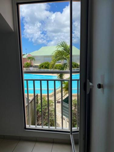 una vista di una piscina da una finestra di Maison Agréable Familiale a Saint-François