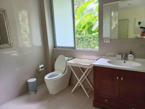 VillaMilla deluxe en-suite room في ماي هاد: حمام مع مرحاض ومغسلة ونافذة