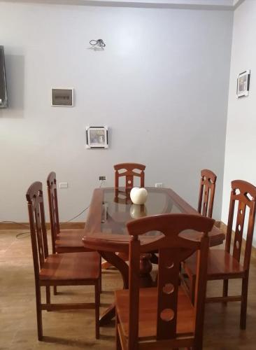 comedor con mesa y sillas en MI SELVA Y SU ENCANTO, en La Merced
