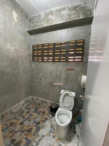 a bathroom with a toilet in a room at JJ&J Garden in Pai