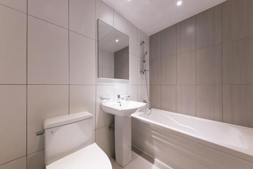 La salle de bains est pourvue de toilettes, d'un lavabo et d'une baignoire. dans l'établissement Daejeon Yuseong Hotel Dret, à Daejeon