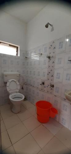 een badkamer met een toilet en een wastafel bij Durga budget stay in Munnar